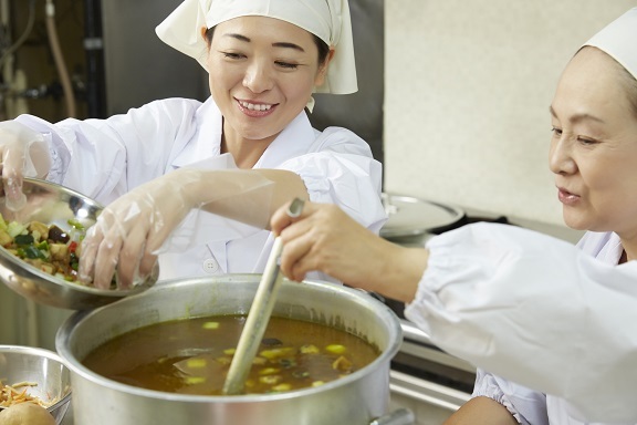 【家庭都合休OK】時給：1,400円★給食スタッフ★週4日〜OK★「田端駅」駅近♪安心して働ける職場です♪