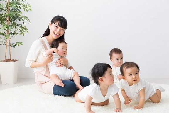 【家庭都合休OK】時給：1,300円★保育士補助★嬉しい土日休み★16時までの時短勤務です★