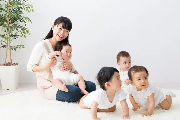 【家庭都合休OK】時給：1,300円★保育士補助★嬉しい土日休み★16時までの時短勤務です★